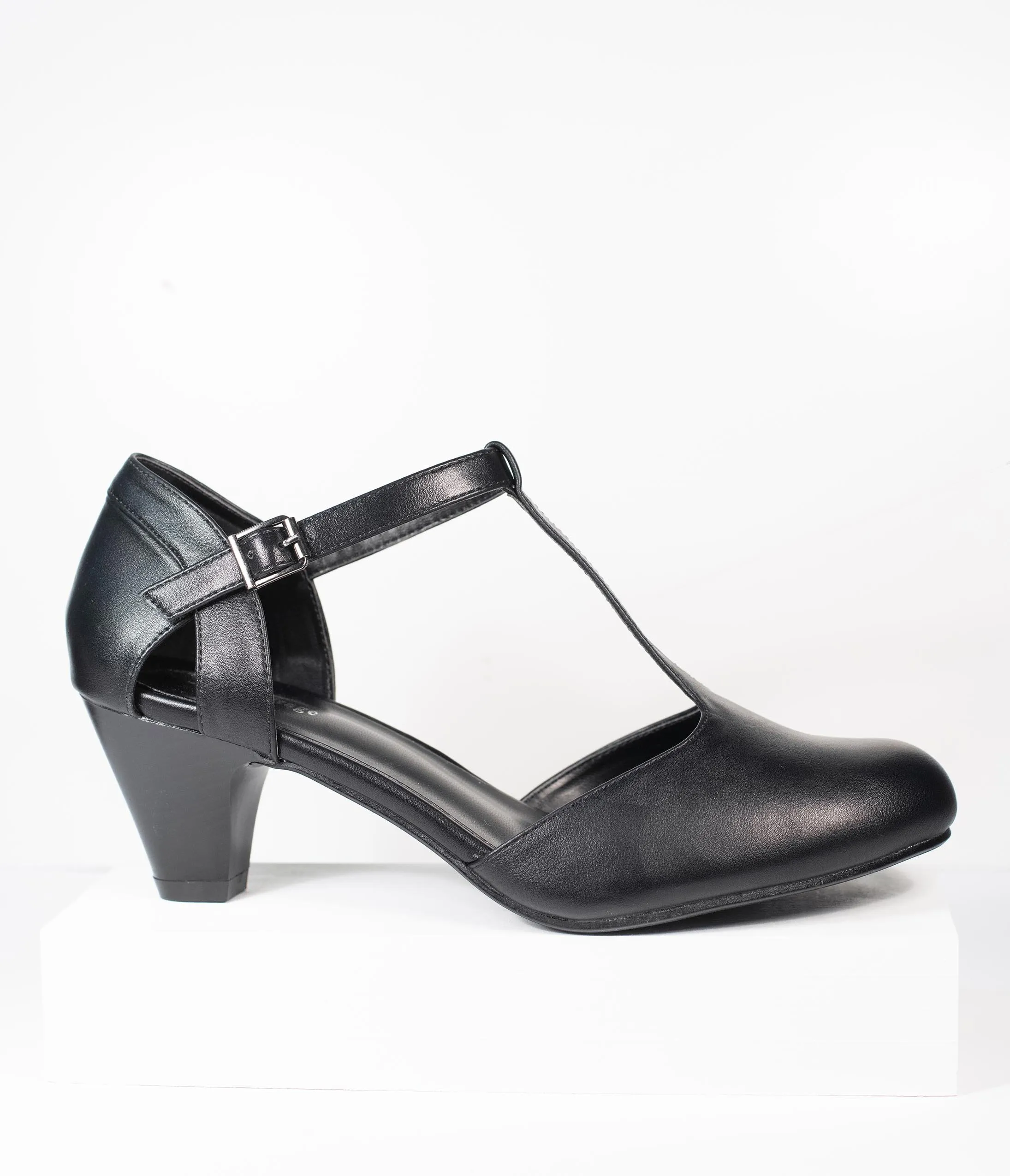 Unique Vintage Black Leatherette Closed Toe T-Strap Roxy Pumps