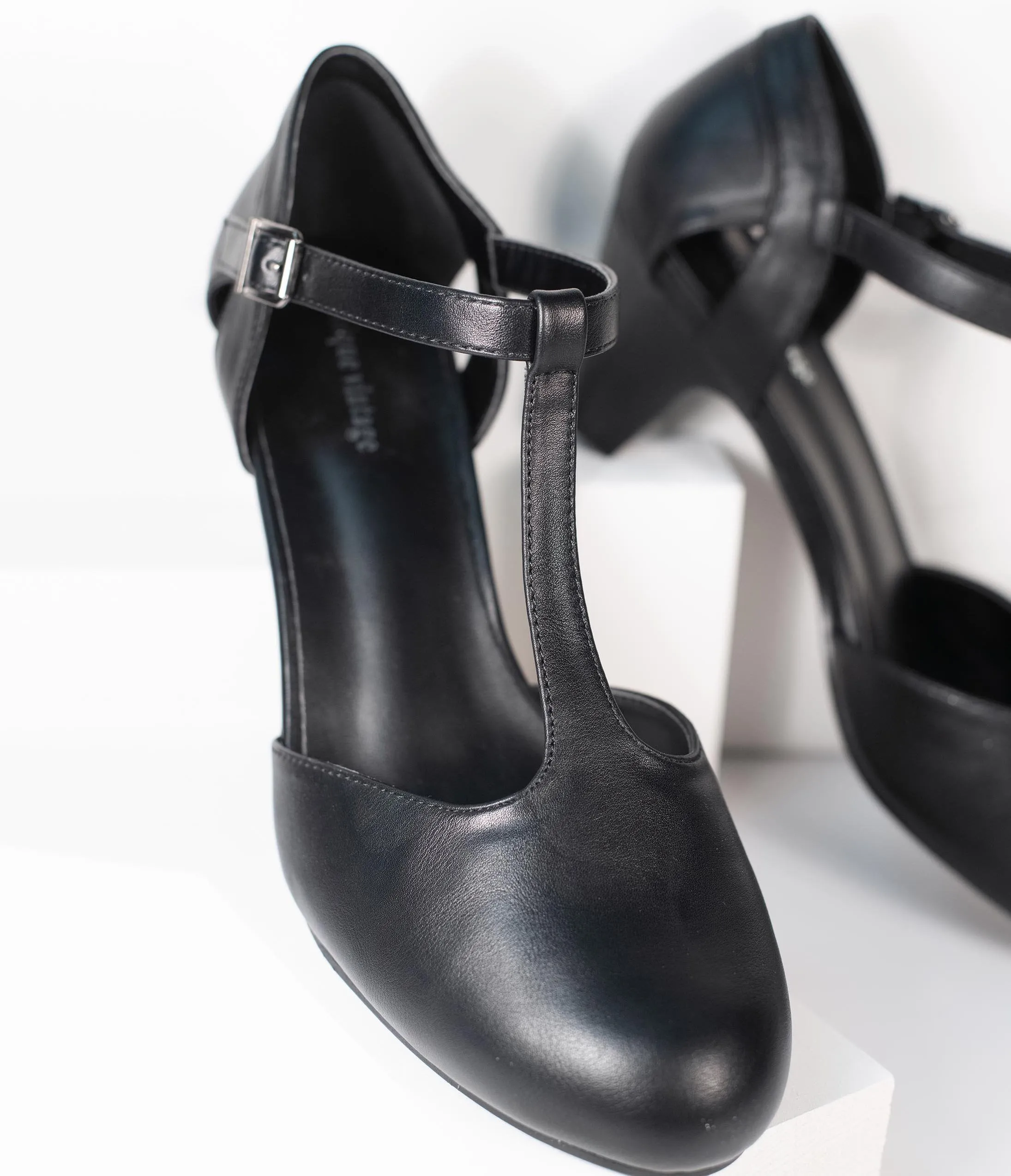 Unique Vintage Black Leatherette Closed Toe T-Strap Roxy Pumps